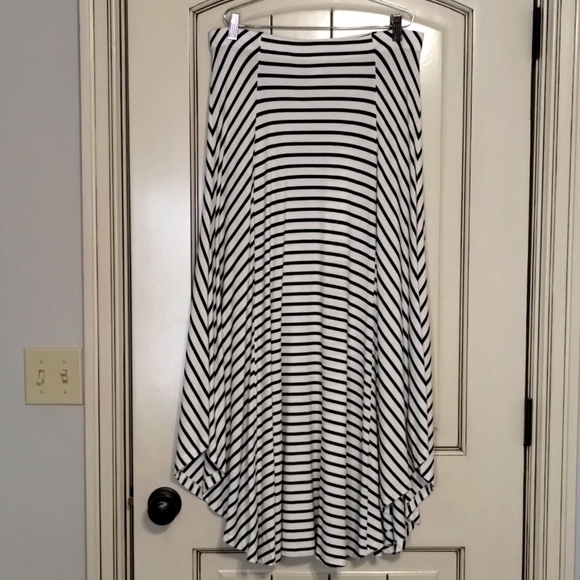 Chico's jersey knit maxi black white Maxi striped skirt Size 1 8 Medium) - Picture 1 of 9
